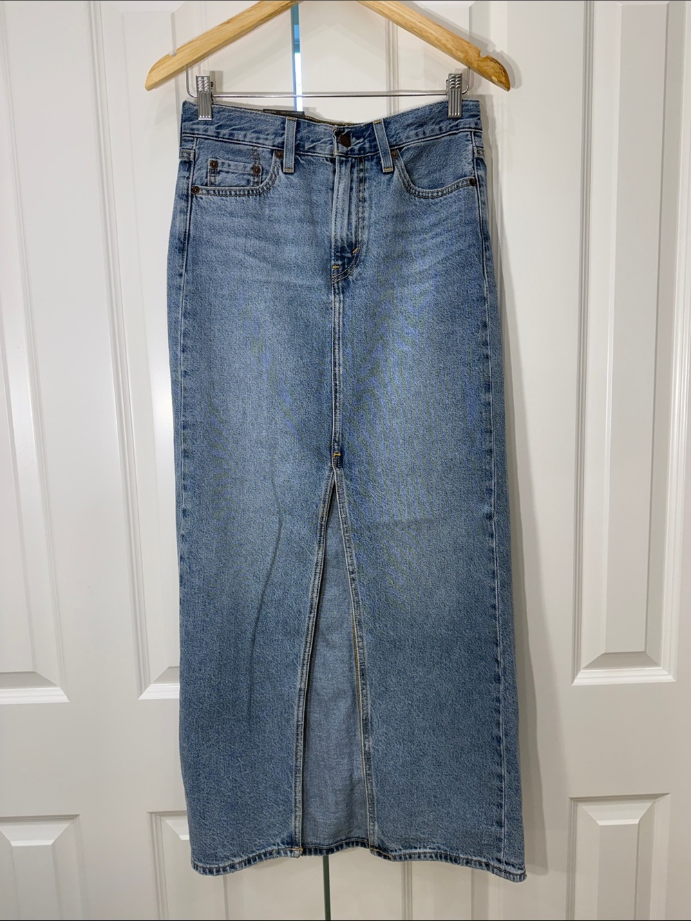 BRAND NEW Levi's Light Blue Denim Skirt with front slit Size 25